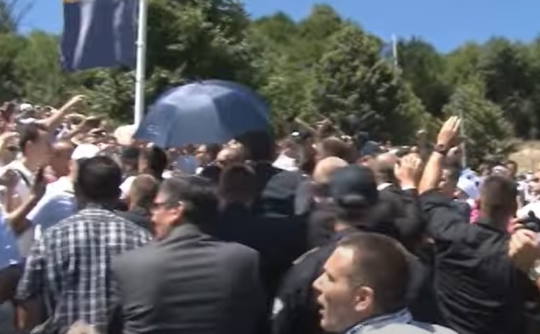 (VIDEO) POŠAO DA ODA POČAST ŽRTVAMA, A DOČEKALI GA KAMENJEM Prije devet godina pokušali ubiti Vučića u Srebrenici