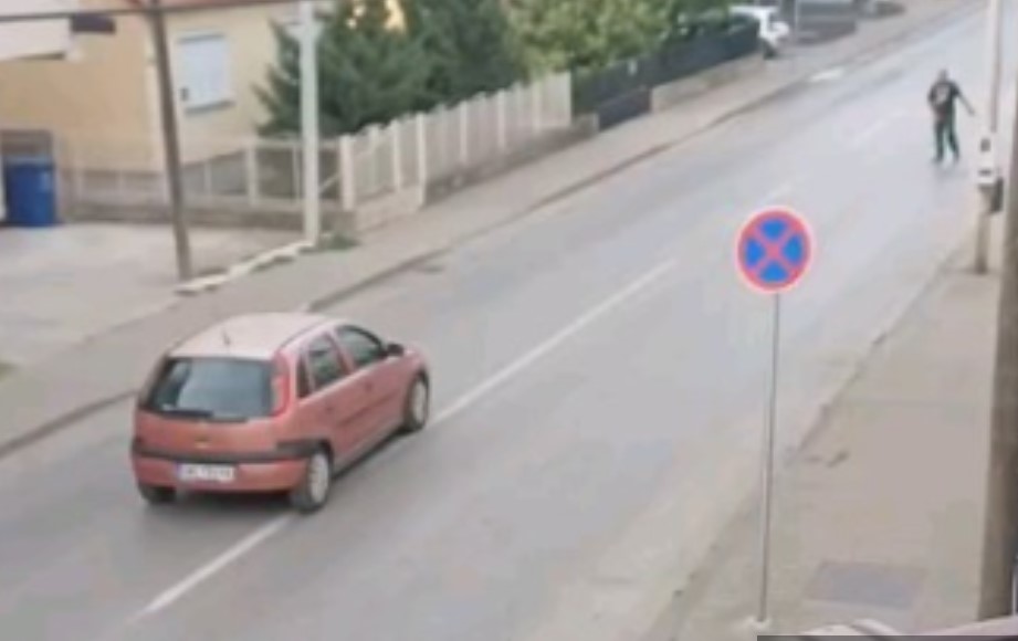 (VIDEO) BIZARNA SCENA Pijan hodao ulicom i pokazivao polni organ