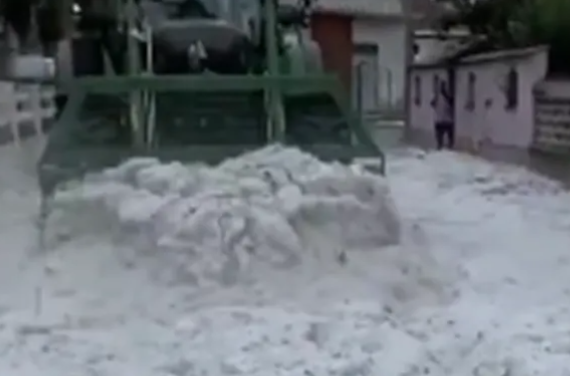 (VIDEO) JUL, A KAO DA JE JANUAR Ulice u Italiji zabijelile, morali paliti grtalice