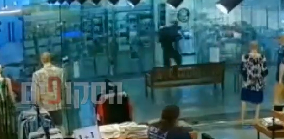 (VIDEO) HAOS U IZRAELU Teroristički napad u tržnom centru, ima ranjenih