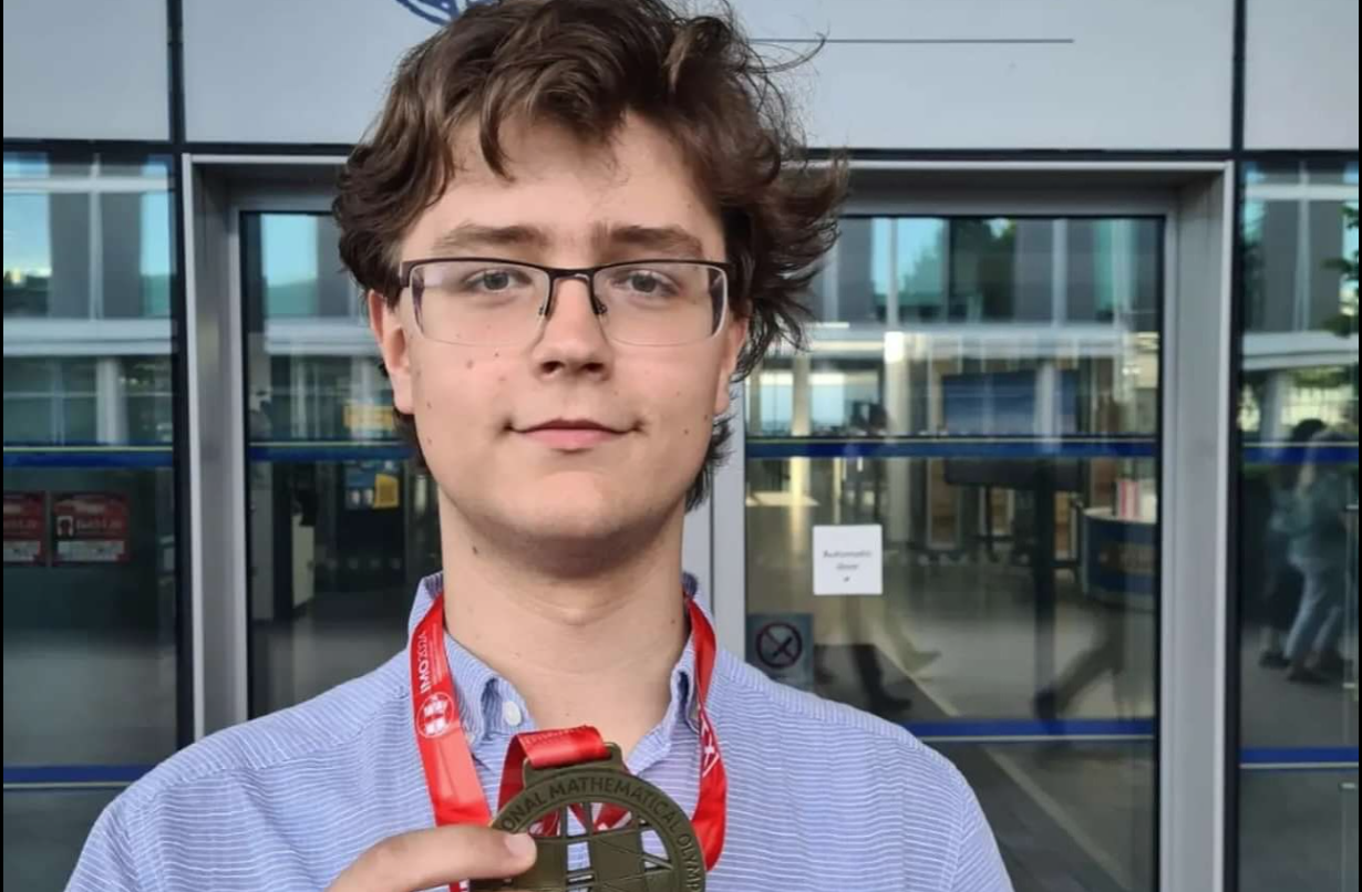 BANJALUKA IMA RAZLOG DA BUDE PONOSNA Andrej Krčmar osvojio zlatnu medalju na Međunarodnoj matematičkoj olimpijadi u Velikoj Britaniji