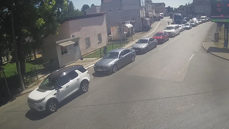 NAORUŽAJTE SE STRPLJENJEM Vikend i sezona odmora: Gužve na graničnim prelazima