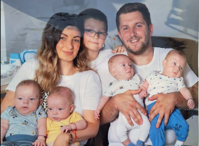 (FOTO) PROSLAVLJEN DOLAZAK POZNATIH BEBICA Matej, Marko, Luka i Jovan Petrović stigli u Banjaluku