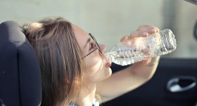 NEĆETE VJEROVATI JEDNOSTAVNO JE Trik uz koji voda u flaši dugo ostaje hladna