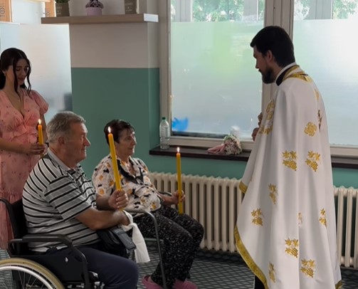 (VIDEO) "NIKAD NIJE KASNO ZA LJUBAV" Sveštenik Aleksandar vjenčao mladence u gerontrološkom domu