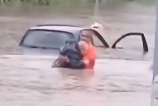 (VIDEO) HEROJ DANA I GODINE Radnik Gradske čistoće spasao djeda iz automobila koji je potopila vodena bujica