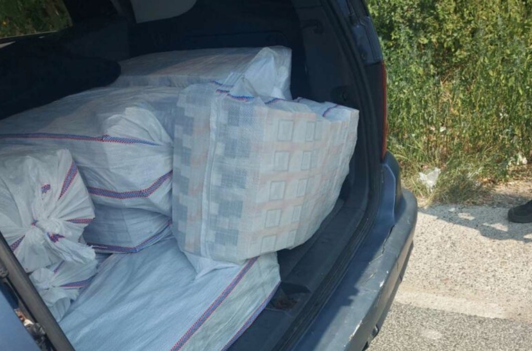 AKCIJA "KORSET U Zvorniku uhapšena jedna osoba, pronađeno 5.000 kutija cigareta u gepeku