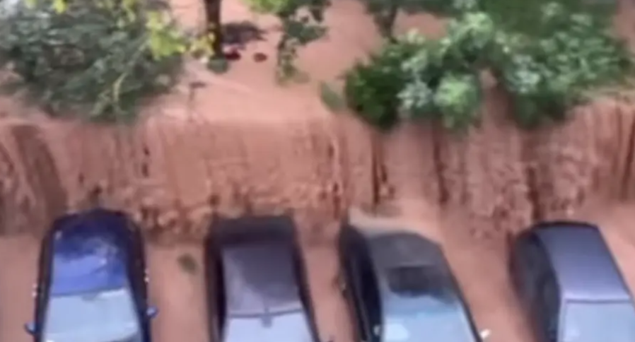 (VIDEO) JEZIV PRIZOR IZ BEOGRADA Objavljen snimak iz Rakovice: Vodopad između zgrada