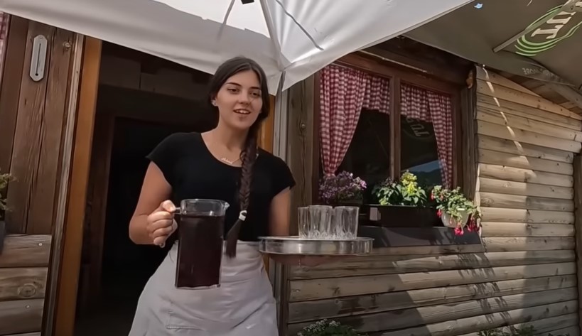 "NIJE ME STID, ZARADIM ZA ŠKOLOVANJE I POMAŽEM RODITELJIMA" Adna Pamić (20) je uspješan student, ali porodični posao ne napušta
