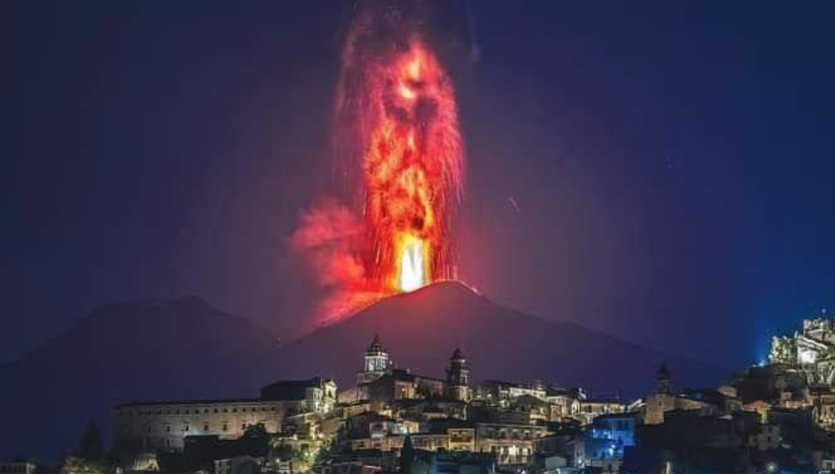 OBJAVLJENI JEZIVI PRIZORI Iz vulkana Etna krenula nova emisija lave sa stubom pepela do 6.000 metara