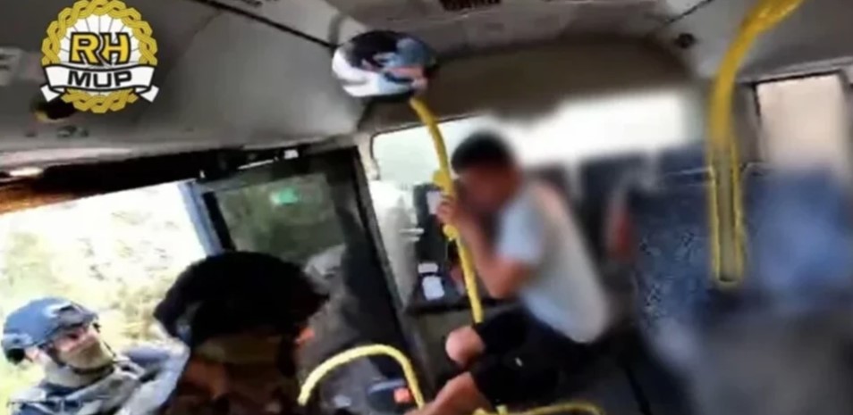 (VIDEO) POLICIJA GA IZVUKLA IZ AUTOBUSA Objavljen snimak hapšenja piromana iz Trogira