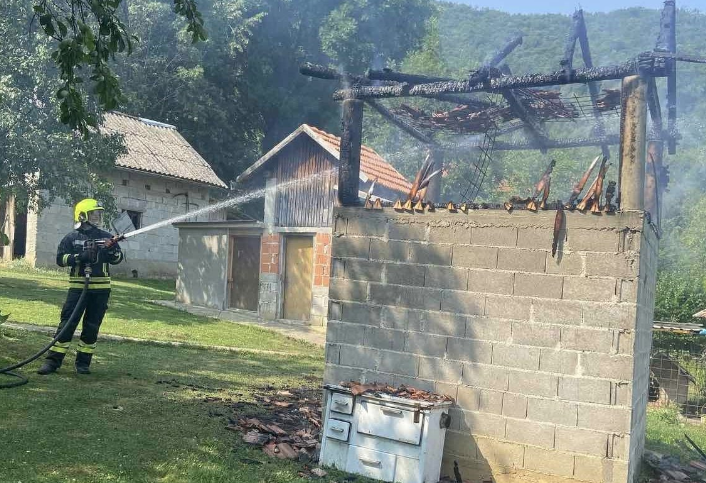 VATROGASCI NA TERENU Gorjela sušana u Banjaluci