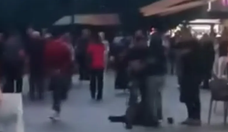 (VIDEO) HAOS U SARAJEVU Muškarci se tuku dok šetači prolaze, jedan ostao ležati na ulici