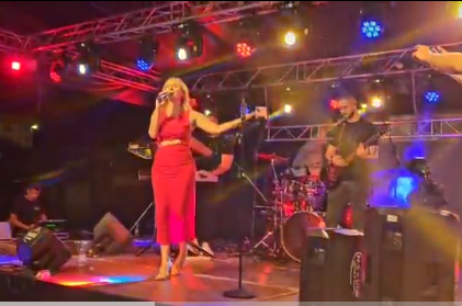 NASTUP O KOJEM ĆE SE DUGO PRIČATI Šejla Zonić održala koncert u rodnom gradu, zablistala u crvenoj haljini