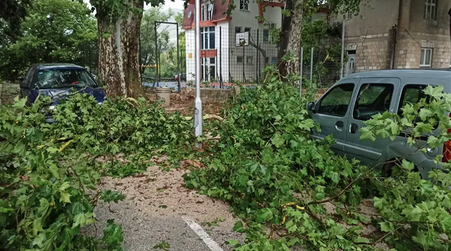 MATERIJALNA ŠTETA MILIONSKA Srpska zbraja posljedice nevremena, oluja ostavila pustoš