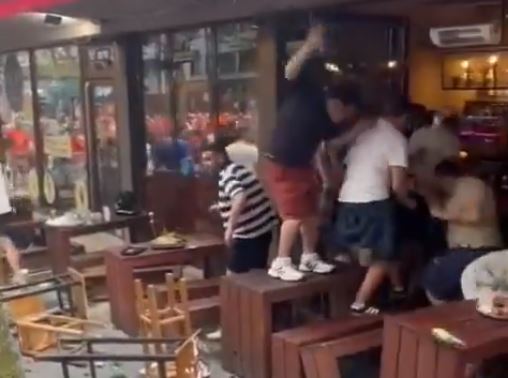 (VIDEO) HAOS NA ULICAMA DORTMUNDA Izbila tuča između navijača Engleske i Holandije