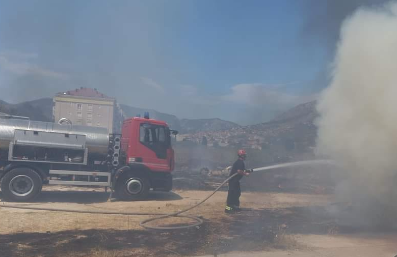 VATROGASCI NA TERENU Veliki požar u Mostaru, ugroženi brojni objekti