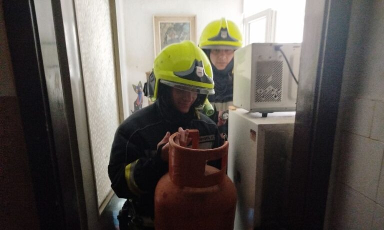 (FOTO) DRAMA U BANJALUCI Curio plin u kuhinji, intervenisali vatrogasci