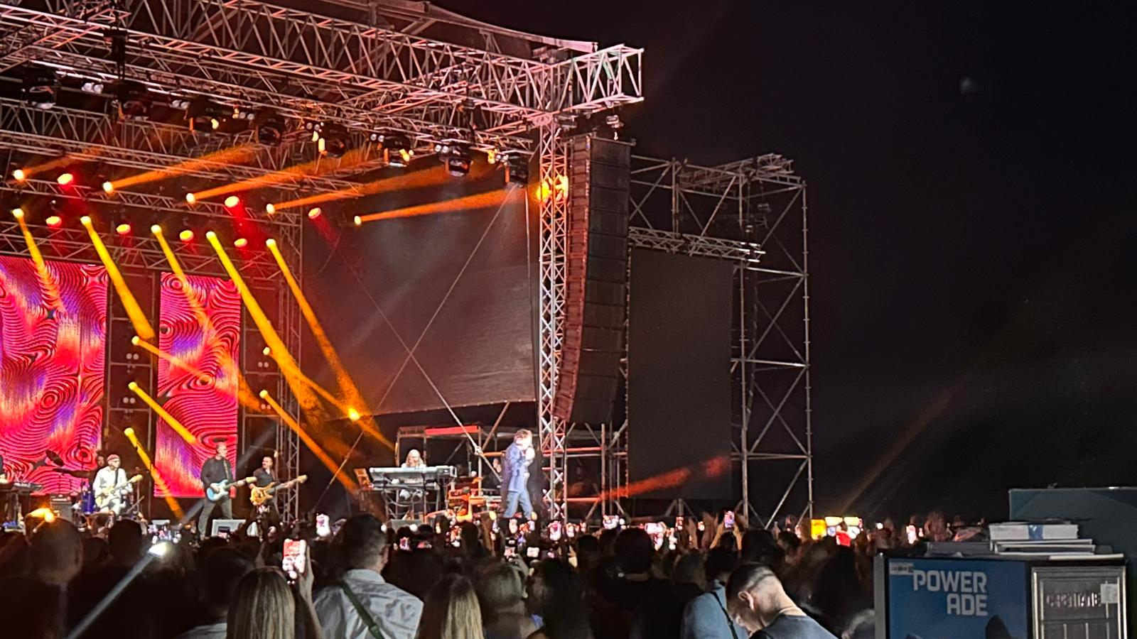 (FOTO/VIDEO) KIŠA RASTJERALA PUBLIKU Olujno nevrijeme prekinulo koncert Zdravka Čolića u Tesliću