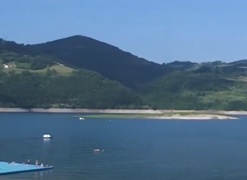 SUMNJA SE DA JE DOŠLO SO UTAPANJA U talasima u Zlatarskom jezeru nestao plivač