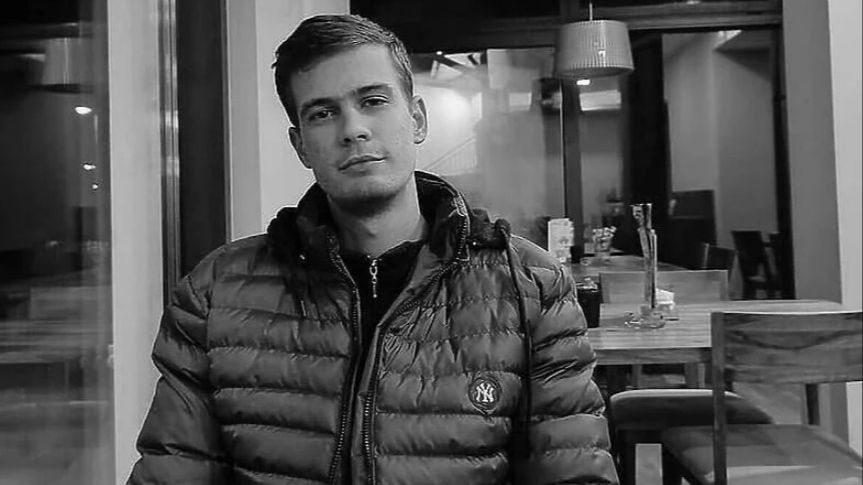 (FOTO) OBJAVLJENA SMRTOVNICA MLADOG ADNANA Mladić zbog kojeg je Zakon promijenjen preminuo u 23. godini, poznato vrijeme sahrane