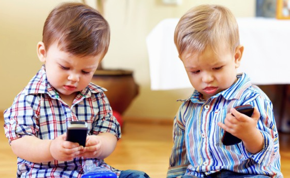 BOLEST KOJA SVE VIŠE POGAĐA DJECU Kako prepoznati digitalni autizam