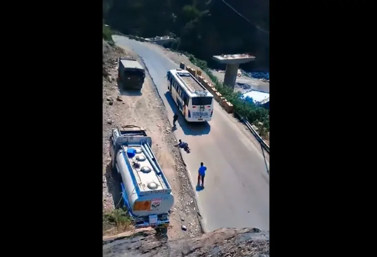 (VIDEO) JEZIV SNIMAK IZ INDIJE Autobusu otkazale kočnice, ljudi iz njega iskakali u toku vožnje