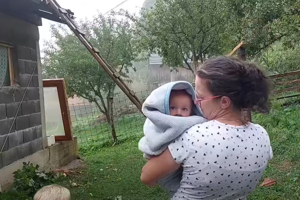 (VIDEO) DRAMA U TRAVNIKU Beba pukon srećom preživjela: Grom udario u prozor ispod kojeg je spavao mali Irhad