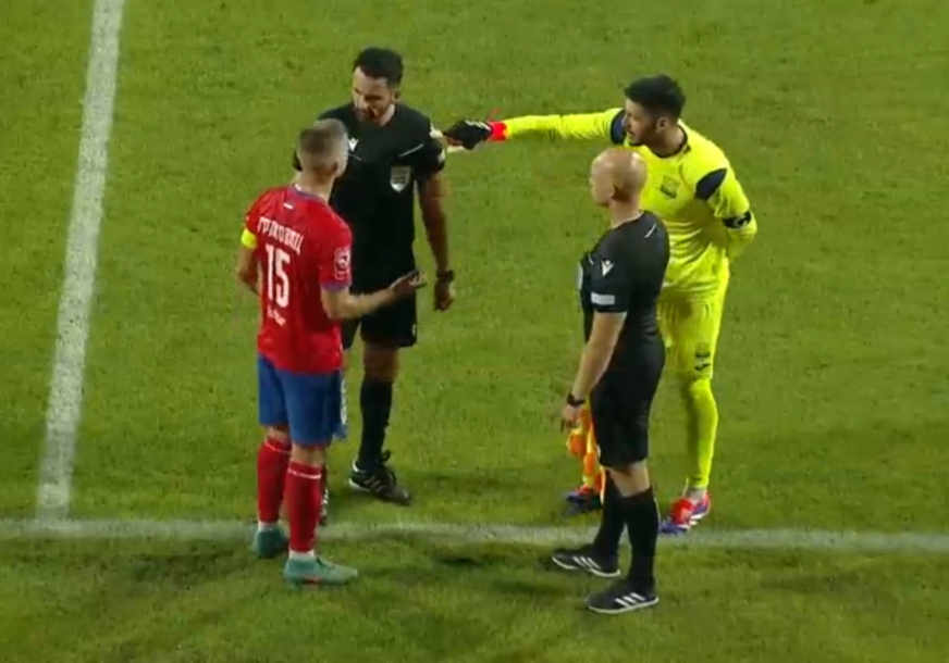 "KOSOVO JE SRBIJA" SE ORILO SA TRIBINA Albanski fubaleri napustili teren zbog povika navijača Borca