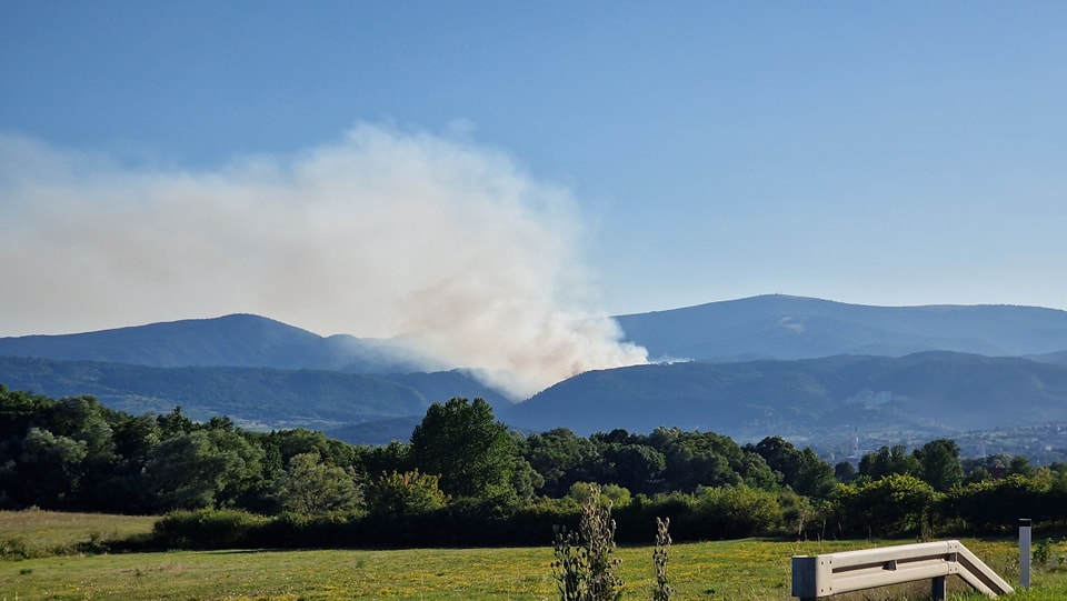 KATASTROFALNA SITUACIJA U BUGOJNU Prijeti nam najveći požar u posljednjih 100 godina: Zbog minskog polja vatrogasci ne mogu na teren