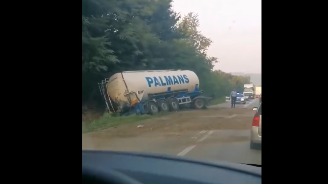 HAOS KOD DOBOJA Cisterna sletjela s puta