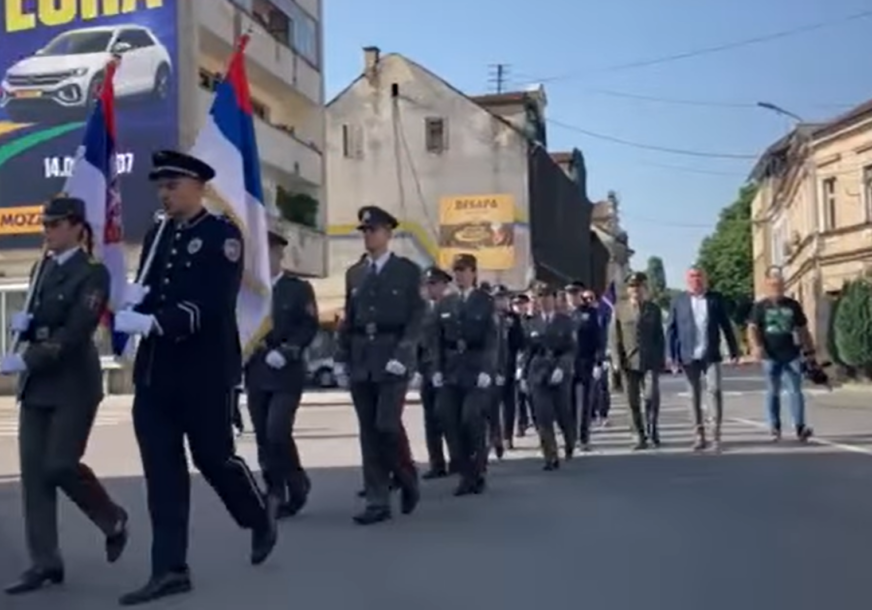 SIMBOL STRADANJA SRPSKOG NARODA Pripadnici Vojske Srbije imali svečani defile kroz Prijedor uoči obilježavanja 82 godine od bitke na Kozari