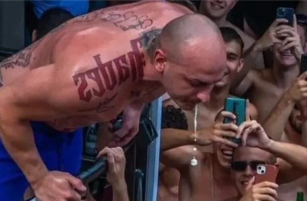 (FOTO) DESINGERICA PONOVO ŠOKIRAO JAVNOST Reper pljunuo djevojci u usta, oglasila se Seka Aleksić: Rekla sam vam da...