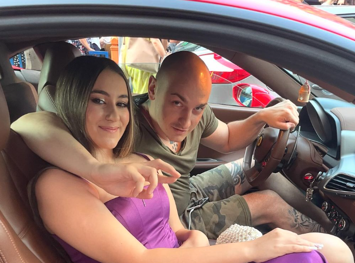 (VIDEO) DESINGERICA JOJ ISPUNIO ŽELJU Muzičar djevojku dovezao na maturu u luksuznom automobilu