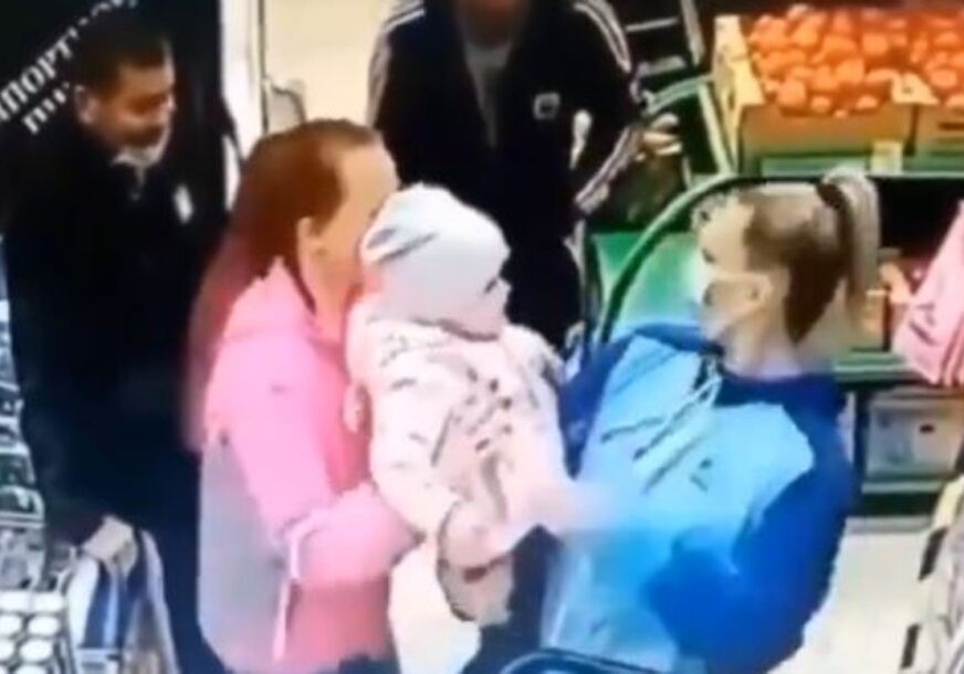 (VIDEO) FOKUSIRALA SE NA KUPOVINU Krenula ka izlazu supermarketa sa djetetom u naručju, a onda je uslijedio šok