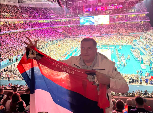 (FOTO) SUDAR DIVOVA! Predsjednik Srpske bodri košarkaše Srbije na utakmici protiv SAD-a na Olimpijskim igrama