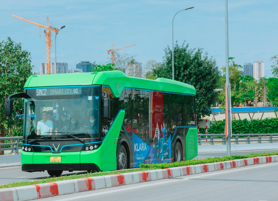 OŠTETIO VIŠE OD 20 VOZILA Tinejdžer ukrao autobus, pa izgubio kontrolu