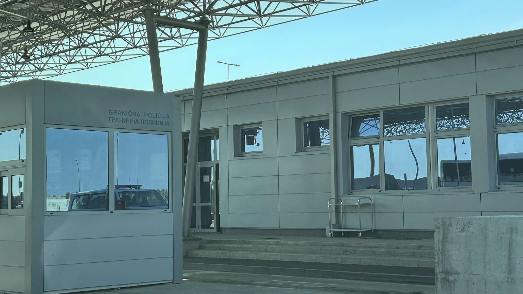 STRAVIČAN INCIDENT Automobilom bez zaustavljanja probio rampu graničnog prelaza