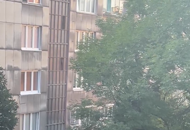 (VIDEO) POTRESNI PRIZORI Detalji drame u Sarajevu: Majka dvoje male djece ostavila u stanu bez nadzora: Dječaka s prozora spasili vatrogasci i policija