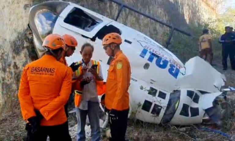 LETJELICA SE UPLELA U KANAP ZMAJA Petoro turista preživjelo pad helikoptera na Baliju