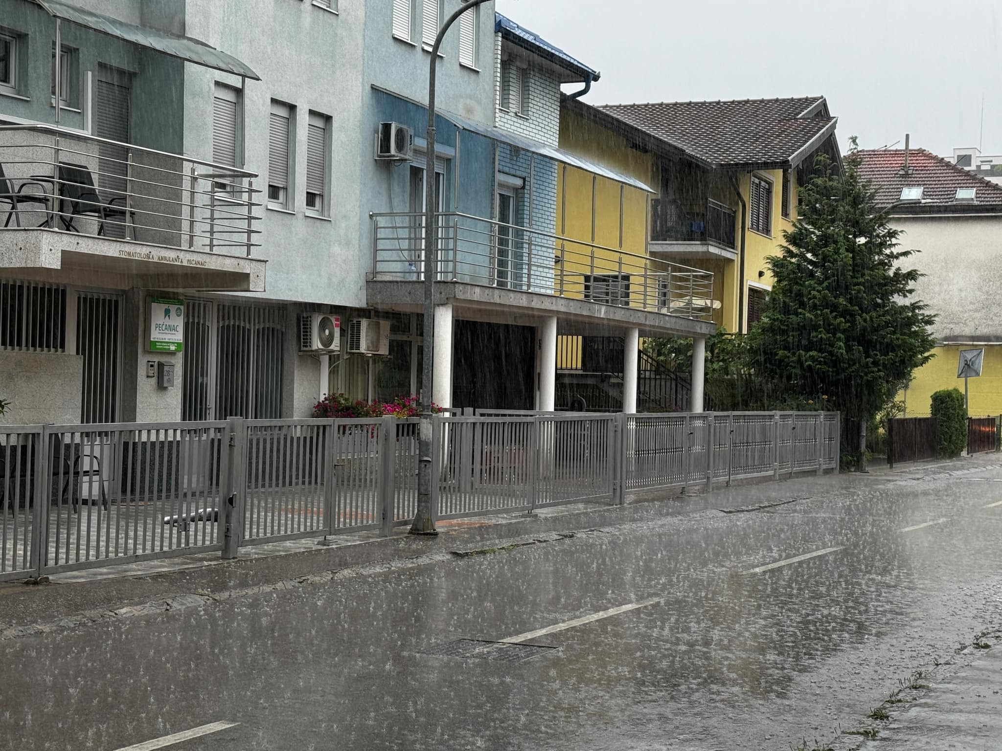 (FOTO/VIDEO) NEBO SE OTVORILO! Snažno nevrijeme praćeno kišom i grmljavinom protutnjalo Banjalukom