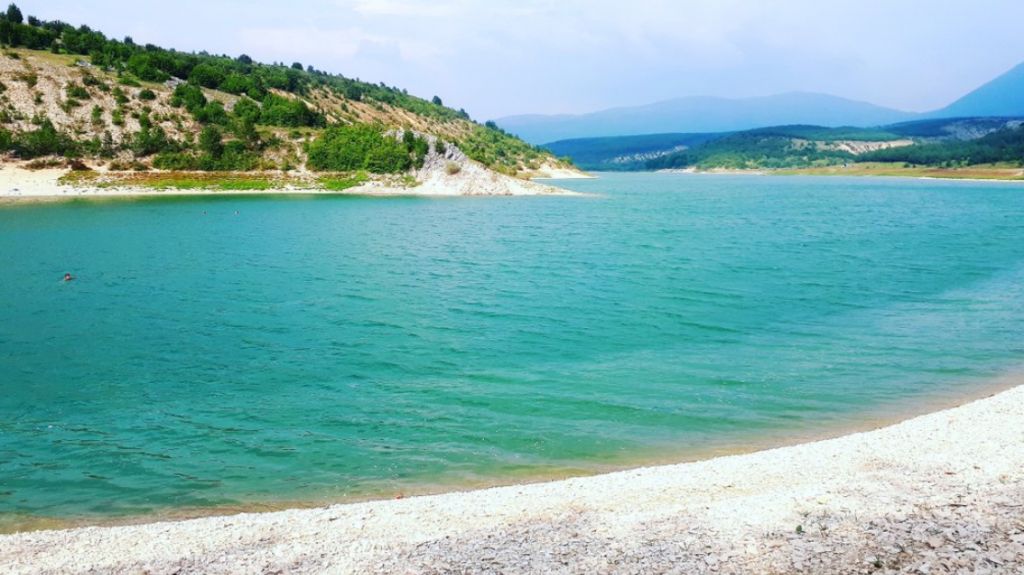 DETALJI TRAGEDIJE KOD LIVNA Dvojica braće ušla u jezero da se osvježe nakon turnira: Jedan preminuo, drugom se bore za život