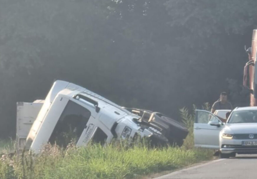 VOZAČ KAMIONA TEŠKO POVRIJEĐEN Saobraćajna nesreća na putu Brčko - Bijeljina