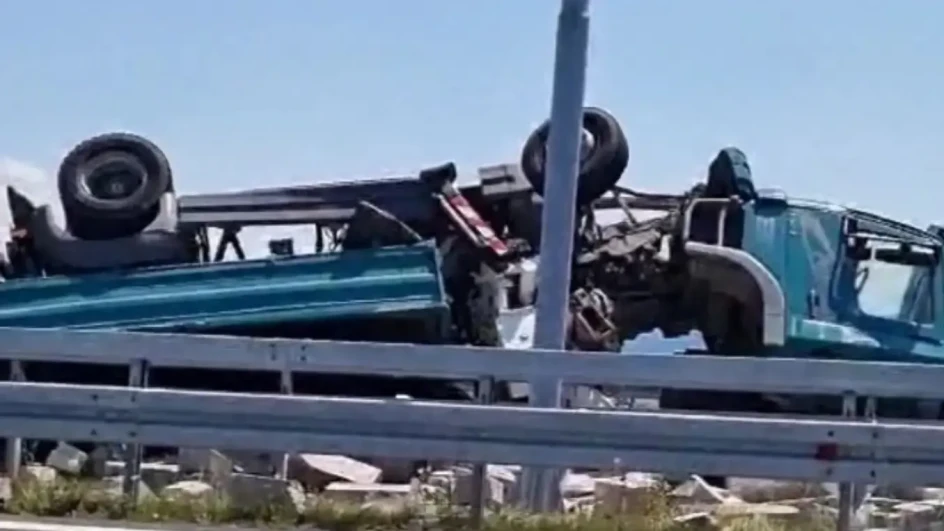 SAOBARAĆAJ OBUSTAVLJEN KOD SARAJEVA Prevrnuo se kamion na autocesti