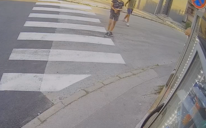 (VIDEO) SNIMLJENA "NAJGLUPLJA" KRAĐA U BEOGRADU Mladići dolaze do frižidera, uzimaju limenke, bježe, pa im sve ispada