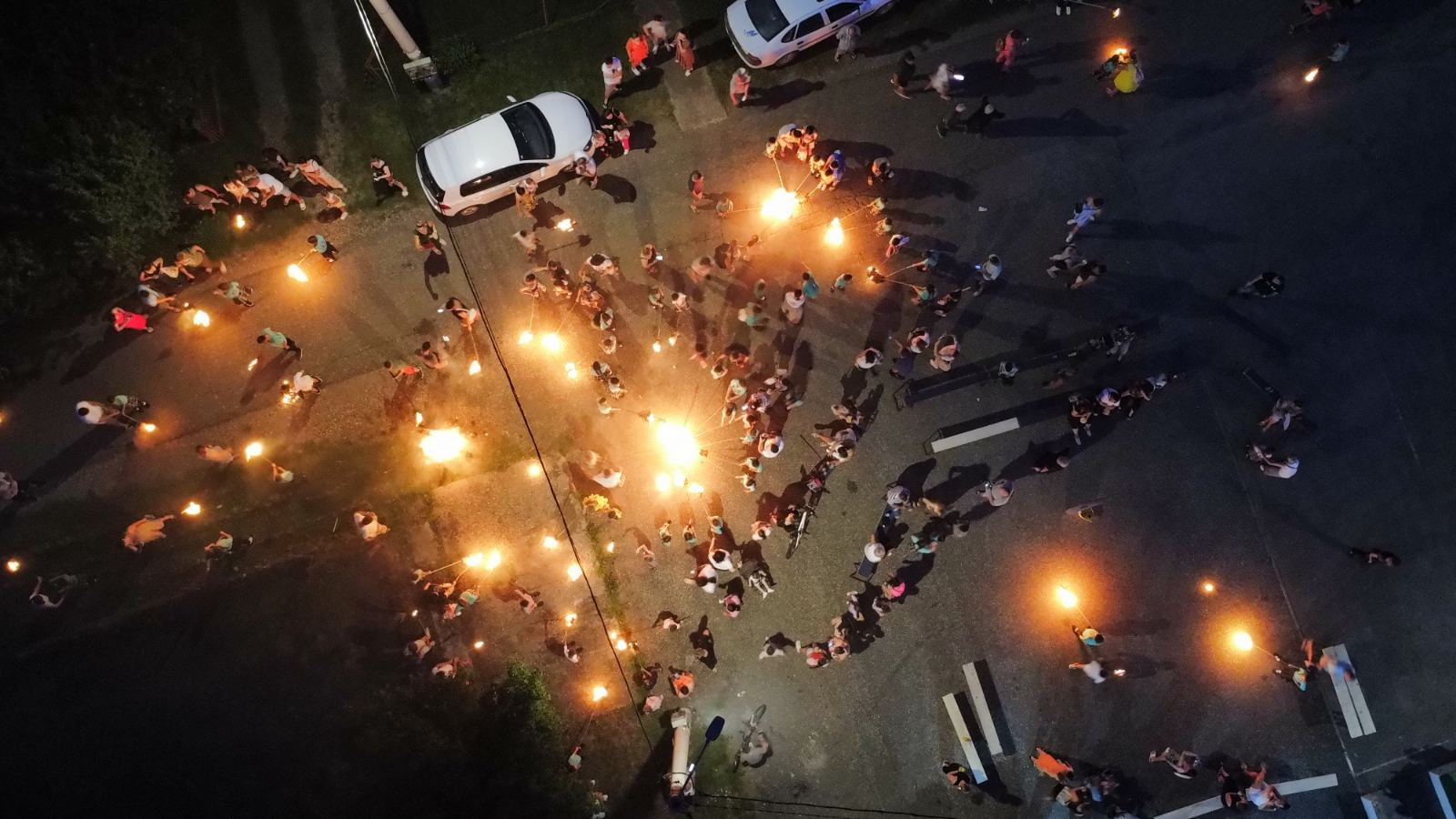 (FOTO/VIDEO) LIJEVČE POLJE VEČERAS SIJA Uoči Petrovdana mještani pale mašale: Stari ponosni jer mladi čuvaju tradiciju
