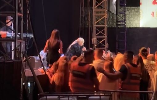 (VIDEO) "NEMOJTE DA VAM JE IKO IKADA REKAO DA STE NAJGORE" Emotivna poruka Nataše Bekvalac koju moraju čuti sve žene: Novosadska barbika se slomila u Banjaluci i raznježila publiku