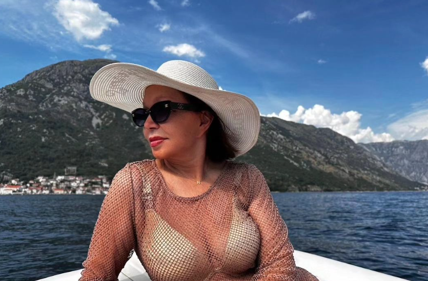 (FOTO) KAKVA RIBA U OSMOJ DECENIJI! Neda Ukraden mami uzdahe na plaži: Pokazala zanosno tijelo u mrežastoj haljini