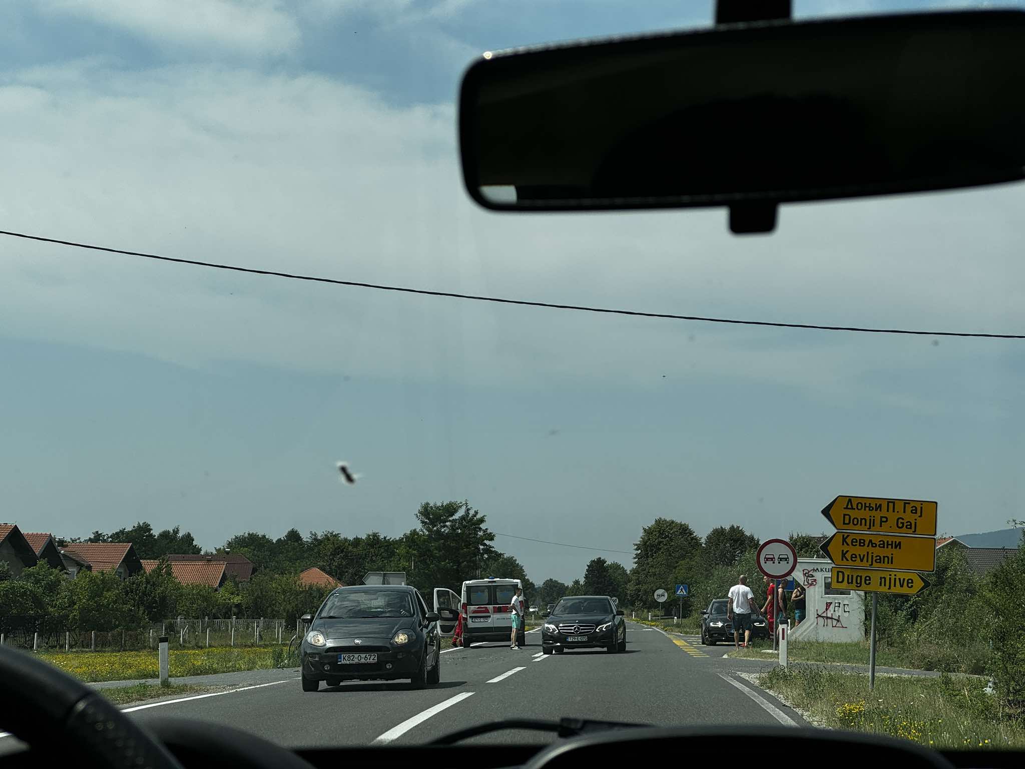 (FOTO) SAOBRAĆAJKA KOD PRIJEDORA Od siline udara automobili završili van kolovoza