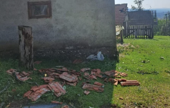 (FOTO) JAKO NEVRIJEME PROTUTNJALO ZAPADNOM SRBIJOM Vjetar čupao drveće iz korijena i kidao krovove: Oko 2.000 ljudi ostalo bez struje